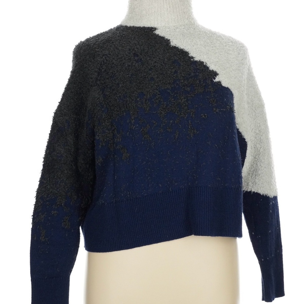 Lululemon Athletica Black, Blue, and White Sweater, cropped/turtleneck XL